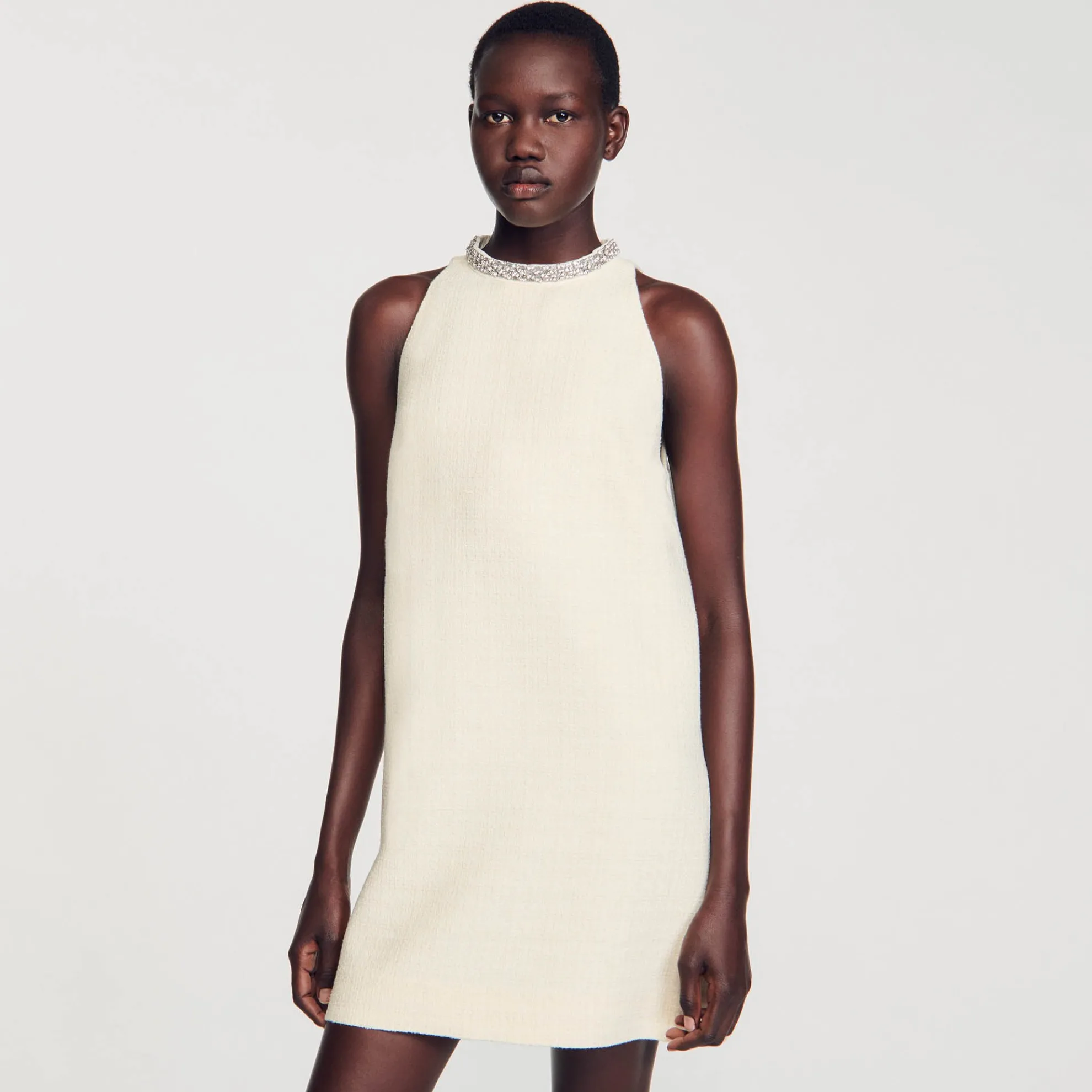 Hals Jurk Afgewerkt Met Siersteentjes